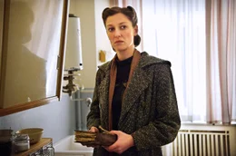 Nichts wird gut, was mit einer L&uuml;ge beginnt. Keine Liebe und kein Land. &bdquo;Wahrheit ist das, was uns n&uuml;tzt&ldquo;, sagt der Funktion&auml;r Silberstein zu Antonia Berger, als sie 1952 in die DDR kommt. Hinter Antonia liegen bittere Jahre in der Sowjetunion, zu Unrecht verurteilt. Aber das darf niemand wissen. Nichts soll den Aufbau einer neuen, besseren Welt st&ouml;ren. - Antonia (Alexandra Maria Lara) kurz vor dem Verbrennen ihres Tagebuchs.