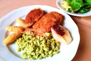 Die Hauptspeise im Gasthaus Paulus in Marching in der Hallertau: Wildschweincordonbleu mit Birne-Blauschimmelkäse Füllung, Bärlauchspätzle und Kartoffelstamperl. Die Hauptspeise im Gasthaus Paulus in Marching in der Hallertau: Wildschweincordonbleu mit Birne-Blauschimmelkäse Füllung, Bärlauchspätzle und Kartoffelstamperl.