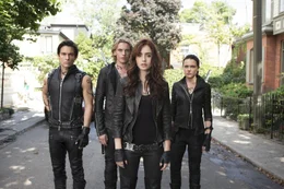Als die erfahrenen Schattenj&auml;ger Jace (Jamie Campbell Bower, 2.v.l.), Alec (Kevin Zegers, l.) und Isabella (Jemima West, r.) herausfinden, dass Clary (Lily Collins, 2.v.r.) kein gew&ouml;hnliches M&auml;dchen ist, sondern die gleichen F&auml;higkeiten wie die Schattenj&auml;ger zu haben scheint, nehmen sie sie in ihre Gruppe auf ...