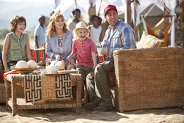 Jim (Adam Sandler, r.) reist mit seinen T&ouml;chtern Lou (Alyvia Alyn Lind, 2.v.r.), Hilary (Bella Thorne, 2.v.l.) und Espn (Emma Fuhrmann, l.) nach Afrika. Dort angekommen, muss er schockiert feststellen, dass dort auch Lauren, eine schreckliche Bekannte, mit ihren S&ouml;hnen ist ...