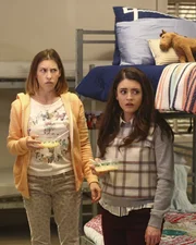 So hatten sich Sue (Eden Sher, l.) und Lexie (Daniela Bobadilla, r.) ihren Tag nicht vorgestellt, denn pl&ouml;tzlich tauchen Axl, Hutch und Kenny auf und wollen bei ihnen einziehen ...