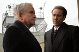 Auf der Berliner Waffenmesse reagiert der m&auml;chtige Waffenh&auml;ndler Simeon Weisz (Ian Holm, l.) auf Yuris (Nicolas Cage) Kooperationsangebot nur mit arroganter Herablassung. Ein Fehler, den Weisz teuer bezahlen wird...  +++ Die Verwendung des sendungsbezogenen Materials ist nur mit dem Hinweis und Verlinkung auf RTL+ gestattet. +++