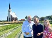 Tamina Kallert (r) und Bj&ouml;rn Freitag treffen auf Texel Sternekoch Jef Schuur (l).