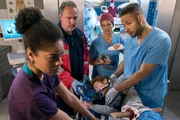 Thorsten Schwartz wird schwer verletzt ins Johannes Thal Klinikums eingeliefert; er kommt sofort in den OP. V.l.n.r. Vivienne Kling (Jane Chirwa), Komparse, Thorsten Schwartz (Laurens Walter), Dr. Franziska Ruhland (Gunda Ebert), Dr. Matteo Moreau (Mike Adler).