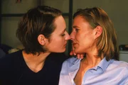 Die Freundschaft zwischen Sascha (Barbara Sotelsek, li.) und Kerstin (Meike Schl&uuml;ter) wird immer enger und es kommt zu einem Kuss...