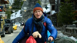 Obwohl Antoine (Franck Dubosc) seit einiger Zeit zum Hausmann konvertiert ist, &uuml;berfordert ihn die Rolle als Alleinerziehender auf Zeit im Skiurlaub sichtlich.