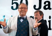 Beim 50-j&auml;hrigen Schuljubil&auml;um muss Erwin (Jaecki Schwarz, li.) seinem Freund G&uuml;nther (Wolfgang Winkler) zur Hilfe eilen.