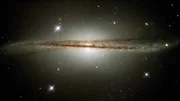 Das Hubble-Weltraumteleskop der NASA hat eine ungewöhnliche randständige Galaxie festhalten können und damit gezeigt, wie kollidierende Galaxien die Geburt neuer Sterne auslösen. Das Hubble-Weltraumteleskop der NASA hat eine ungewöhnliche randständige Galaxie festhalten können und damit gezeigt, wie kollidierende Galaxien die Geburt neuer Sterne auslösen.