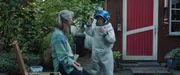 Oma Hanna (Hedi Kriegeskotte) bemalt Toms (Theo Kretschmer) Helm, damit rote Dinge nicht, mehr rot, sondern lila aussehen.