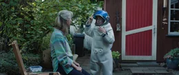 Oma Hanna (Hedi Kriegeskotte) bemalt Toms (Theo Kretschmer) Helm, damit rote Dinge nicht, mehr rot, sondern lila aussehen.