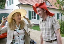 Dr. Peter Grainernapp (Heio von Stetten) hat viel Spa&szlig; mit der charmanten Xenia Teschmacher (Anica Dobra).