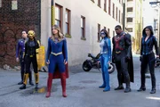 (v.l.n.r.) Brainiac-5 (Jesse Rath); Kelly Olsen alias Guardian (Azie Tesfai); Kara alias Supergirl (Melissa Benoist); Nia Nal alias Dreamer (Nicole Maines); Hank Henshaw alias J'onn J'onzz (David Harewood); Alex Danvers alias Sentinel (Chyler Leigh)