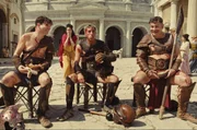 Die Gladiatoren Titus (Carsten Strauch, l.), Juba (Alexander Schubert, 2.v.l.) und Dionysios (Paul Sedlmeir, r.) stehen vor ihrer gr&ouml;&szlig;ten Herausforderung.