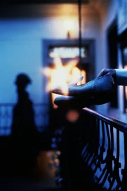 Ein Paar alter, verzauberter Galoschen erfüllt demjenigen, der sie trägt, alle Wünsche.