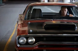 Als Deckard Shaw beginnt, Jagd auf Dom (Vin Diesel) und seine ehemaligen Crewmitglieder zu machen, l&auml;sst sich dieser auf einen gef&auml;hrlichen Deal ein ...
