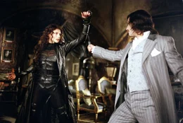 Zwei illustre Mitglieder der Liga der au&szlig;ergew&ouml;hnlichen Gentlemen: Die Vampirin Mina Harker (Peta Wilson, l.) und Dorian Gray (Stuart Townsend, r.), der immer noch unsterblich ist ...