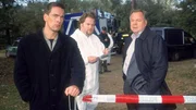 Die Beamten untersuchen den Tatort. PTU Weis (Georg Prokop, Mi.) informiert Kommissar Bonhoff (Wolfgang Krewe, li.) und Kommissar Kehler (Wolfgang Bathke) &uuml;ber seine ersten Erkenntnisse.