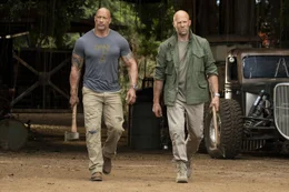 L-R: Luke Hobbs (Dwayne Johnson) und Deckard Shaw (Jason Statham)