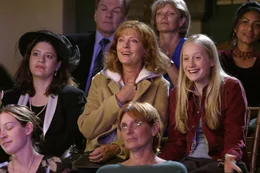 K&ouml;nnen es gar nicht fassen, dass John so gut tanzen kann: Seine Frau Beverly (Susan Sarandon, M.M.) und seine Tochter Jenna (Tamara Hope, M.r.) ...