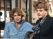 Jessica Fletcher (Angela Lansbury, r.) und Denise (Norris Christopher) versuchen den Mord an einem ber&uuml;hmten Kritiker aufzukl&auml;ren.