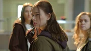 Luce (Jessica Alexander, M.) bringt Arianne (Josefine Koenig, l.) und Molly (Maura Bird, r.) in Sicherheit &ndash; doch ihr n&auml;chster Schritt ist riskant.