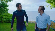 McGarrett (Alex O'Loughlin, l.) and Danny (Scott Caan, r).