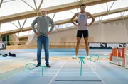 Weltklasse: Weitsprung-Olympiasiegerin Malaika Mihambo und Bundestrainer Uli Knapp beim Standhochsprung Weltklasse: Weitsprung-Olympiasiegerin Malaika Mihambo und Bundestrainer Uli Knapp beim Standhochsprung