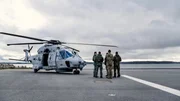 Ein NH90 aus der Nordholz ist in Eckernförde gelandet, damit die Minentaucheranwärter das Springen aus dem Helikopter trainieren können. Ein NH90 aus der Nordholz ist in Eckernförde gelandet, damit die Minentaucheranwärter das Springen aus dem Helikopter trainieren können.