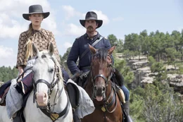 Die traumatisierte Rosalee (Rosamund Pike) ist f&uuml;r Captain Blocker (Christian Bale) eine Herausforderung.