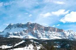 Italien - Winter in S&uuml;dtirol: Der &bdquo;Kreuzkofel&ldquo; ist der Hausberg des &Ouml;rtchens Abtei in Alta Badia.