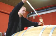 Der Schwarzwälder Winzer und Sekthersteller Maximilian Wagner zieht aus einem Eichenfass eine Probe vom Grundwein für den Sekt. Der Schwarzwälder Winzer und Sekthersteller Maximilian Wagner zieht aus einem Eichenfass eine Probe vom Grundwein für den Sekt.