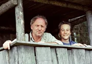 Durch seinen Opa Ludwig (G&uuml;nther Maria Halmer) lernt Jonas (Max Felder) die Sch&ouml;nheiten der Natur kennen.