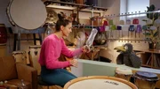 Trommeln mit Plastikflaschen? Rudi (Lennart Morgenstern) staunt, wie wunderbar Vivi Vassileva damit Musik machen kann. Trommeln mit Plastikflaschen? Rudi (Lennart Morgenstern) staunt, wie wunderbar Vivi Vassileva damit Musik machen kann.