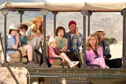 Ein Urlaub der ganz besonderen Art wartet auf (v.l.n.r.) Tyler (Kyle Red Silverstein), Brendan (Braxton Beckham), Lauren (Drew Barrymore), Lou (Alyvia Alyn Lind), Espn (Emma Fuhrmann), Jim (Adam Sandler), Ginger (Jessica Lowe) und Eddy (Kevin Nealon) ...