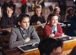 Heidi und Peter Auch Heidi muss die Schulbank dr&uuml;cken: Elsbeth Sigmund als Heidi (l.), Thomas Klameth als Peter (im Hintergund M.)