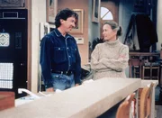 Tims Mutter Lucille fühlt sich einsam in ihrem großen Haus. Und sie hat Schmerzen im Knie. Doch anstatt sich um sie zu kümmern, blödelt Tim nur herum und spielt noch den Beleidigten.