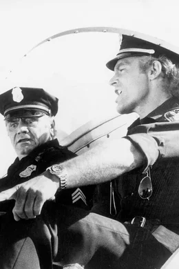 Supercop Dave Speed (Terence Hill, r.) und Sergant Willy Dunlop (Ernest Borgnine, l.) starten per Hubschrauber zu einem aufregenden Einsatz gegen Geldf&auml;lscher ...