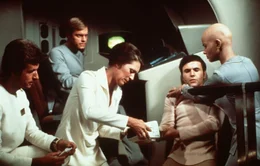 Cmdr. Chekov (Walter Koenig, 2.v.r.) wird beim Angriff verletzt. Dr. Christine Chapel (Majel Barrett, M.) und Ilia (Persis Khambatta, r.) k&uuml;mmern sich um ihn &hellip;