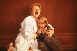 Auch Mrs. Penny (Sharon Spelman, l.) und Eddie Beckner (Douglas Emerson, r.) werden Opfer des Blobs ...