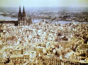 Nachdem K&ouml;ln im M&auml;rz 1945 von den US-Truppen erobert und anschlie&szlig;end bei Remagen der Rhein &uuml;berschritten wurde, lie&szlig; der Verteidigungswille der Wehrmacht nach und auch amerikanische Kamerateams durften in die von den Nazis befreiten Gebiete. (Foto: K&ouml;ln, April 1945)
