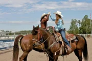 Kit (Tatiana Maslany, l.); Amy (Amber Marshall, r.)