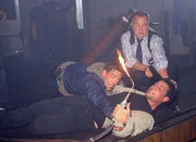 Gerber (Gregor Bloeb, r.) rastet aus und kann in letzter Minute von den Kommissaren Bonhoff (Wolfgang Krewe, l.) und Kehler (Wolfgang Bathke) &uuml;berw&auml;ltigt werden...