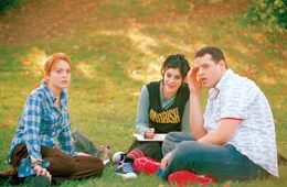 An der neuen Schule werden schon bald die beiden Au&szlig;enseiter Damian (Daniel Franzese, r.) und Janis (Lizzy Caplan, M.) Cadys (Lindsey Lohan, l.) beste Freunde. Aber dann wirft die angesagte Klicke um Teenage-Dream Regina ein Auge auf sie ...