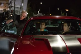 L-R: Dan Gilroy, Rick (Riz Ahmed) und Louis Bloom (Jake Gyllenhaal)