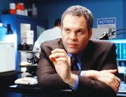 Gorens (Vincent D'Onofrio) Nachforschungen ergeben, dass die alten Dokumente, die Bruder Jerome heilig sprechen w&uuml;rden, allesamt gef&auml;lscht sind.