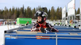 Hanna Mikkola steht in der Startbox bereit, um mit ihren Rentieren das gro&szlig;e K&ouml;nigsrennen auf dem Inari-See zu bestreiten.