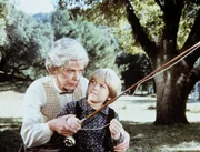 Ruthy Leland (Vera Miles, l.) zeigt Jason Carter (David Friedman, r.) eine v&ouml;llig neue Art des Angelns.