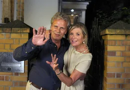 Peter (Peter Sattmann) und Charlotte (Jutta Speidel) verabschieden ihre Freunde.