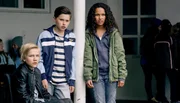 Lars (Bj&oslash;rnar Lysfoss Hagesveen), Simon (Oskar Lindquist) und Nora (Naomi Hasselberg Thorsrud) beobachten das Geschehen auf dem Schulhof.