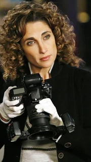 Detective Stella Bonasera (Melina Kanakaredes) tappt bei den Ermittlungen in einem Mordfall zun&auml;chst im Dunkeln. Erst als die Wunden des Toten nochmals untersucht werden, wird klar, was die Mordwaffe gewesen sein muss.